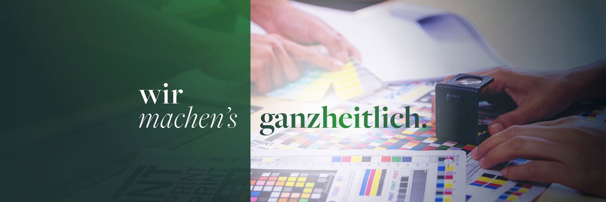 Companysite Auf der rechten Seite sind Hände zu sehen, die auf einem Farbmotiv die richtige Farbe auswählen, sowie ein grüner Schriftzug "ganzheitlich". Auf der linken Seite ist ein grüner Hintergrund mit einem weißen Schriftzug "Wir machen’s".
