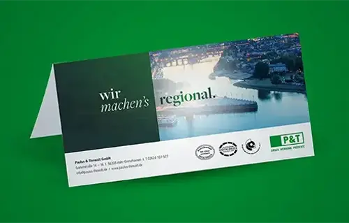 Einen Papieraufsteller für den Tisch mit grünem Hintergrund.