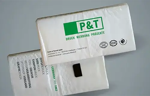 Zwei Taschentuchpackungen, eine von der Vorderseite und eine von der Rückseite, mit dem P&T-Logo.