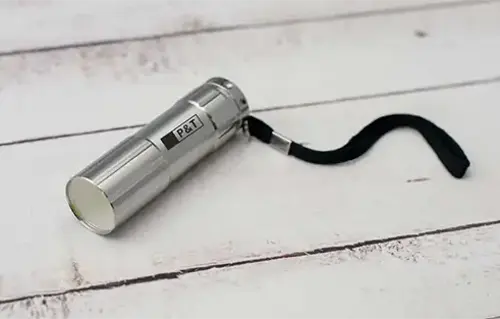 Eine graue Taschenlampe von P&T.