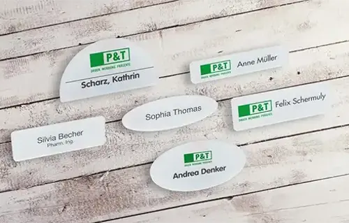 Namensschilder in unterschiedlichen Formen mit dem Logo von P&T