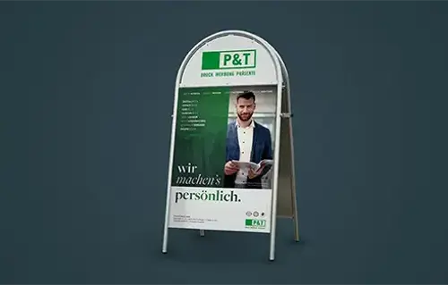 Ein Aufsteller vor einem dunkelgrünen Hintergrund, auf dem das Logo von P&T zu sehen ist. Neben einem Mann im Anzug, der eine Zeitschrift in der Hand hält, befindet sich ein Informationsschreiben.