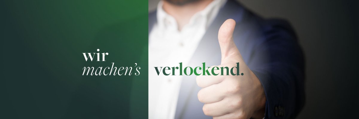 P&T Companysite Bild Ein Ausschnitt eines Mannes im Anzug, der den Daumen zur Kamera zeigt. Im Hintergrund befindet sich ein grüner Balken mit einem weißen Schriftzug 'Wir machen's' und einem grünen Schriftzug 'verlockend'