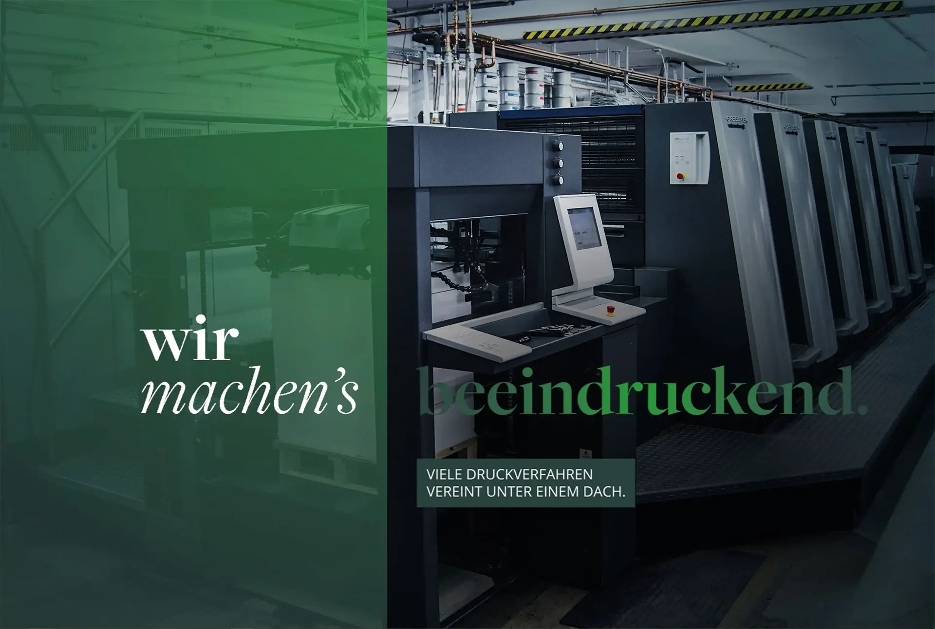 Große Druckermaschinen auf der linken Seite, ein grüner Balken mit einem weißen Schriftzug: ‚Wir machen’s.